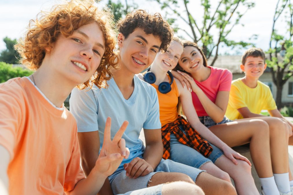 Jugendliche der homebase Stuttgart sitzen im Park