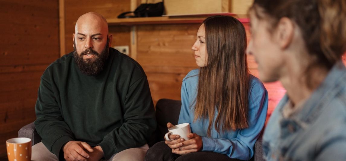 Junge Menschen im Gespräch