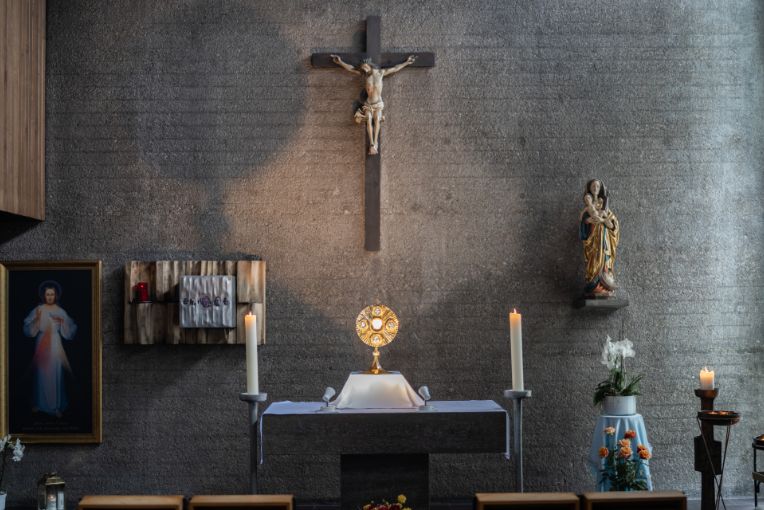 Altar mit Monstranz in der Anbetungskapelle
